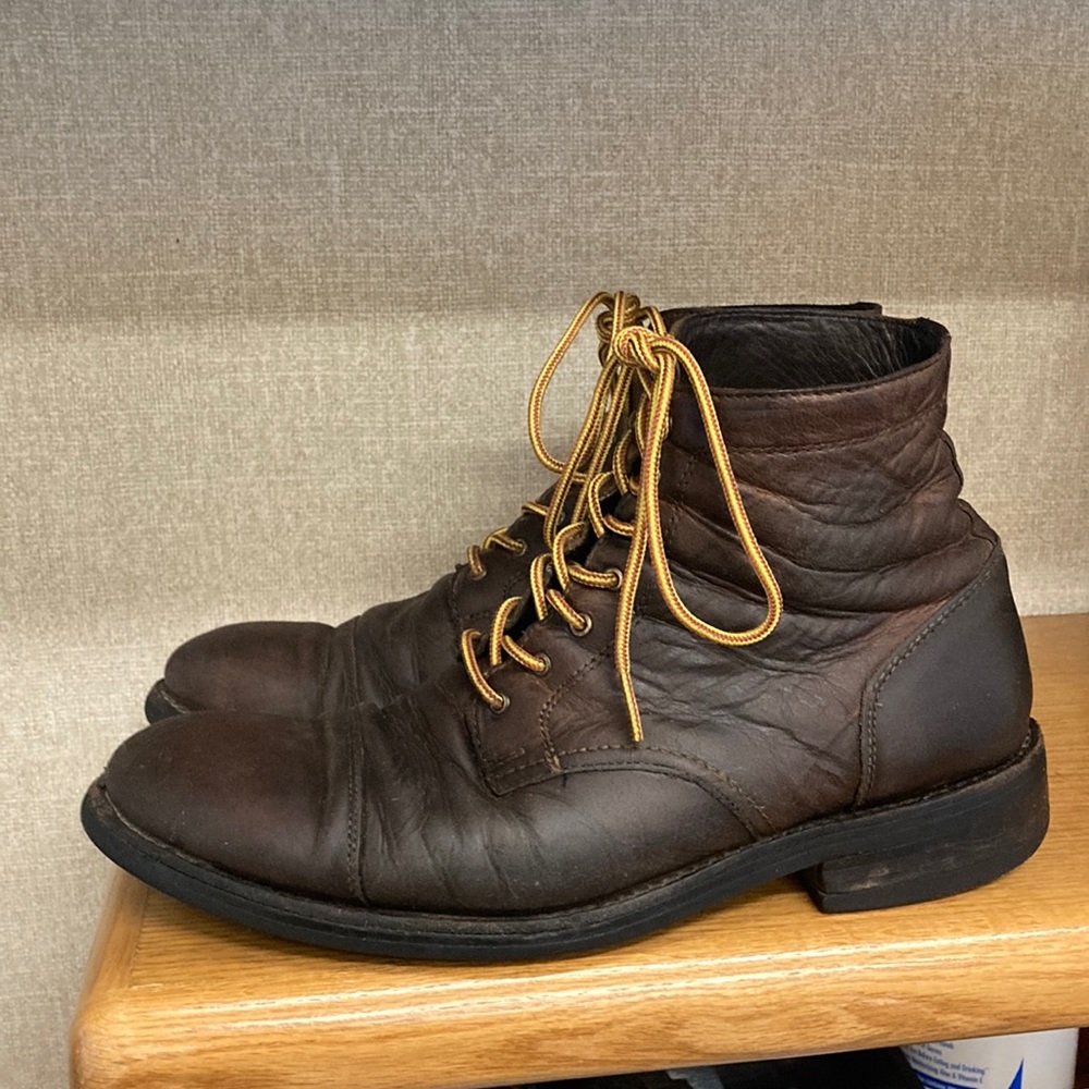 Pre loved pair of Wolverine boots size 10.